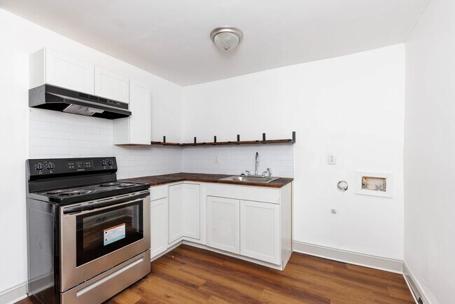 Building Photo - THIRD MONTH FREE WITH NEW 1 YEAR LEASE!