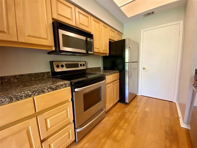 Building Photo - 4711 Spicewood Springs Rd