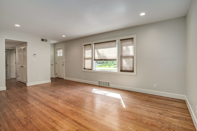 Foto del edificio - 6038 Juniper Dr