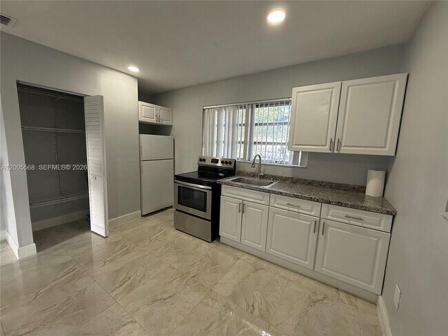 Foto del edificio - 7411 Juniper St