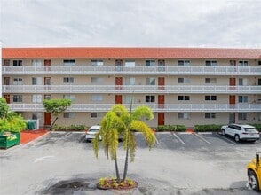 Building Photo - 3581 Inverrary Dr