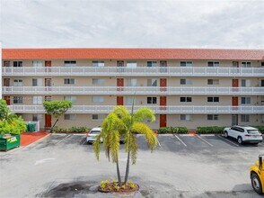 Building Photo - 3581 Inverrary Dr