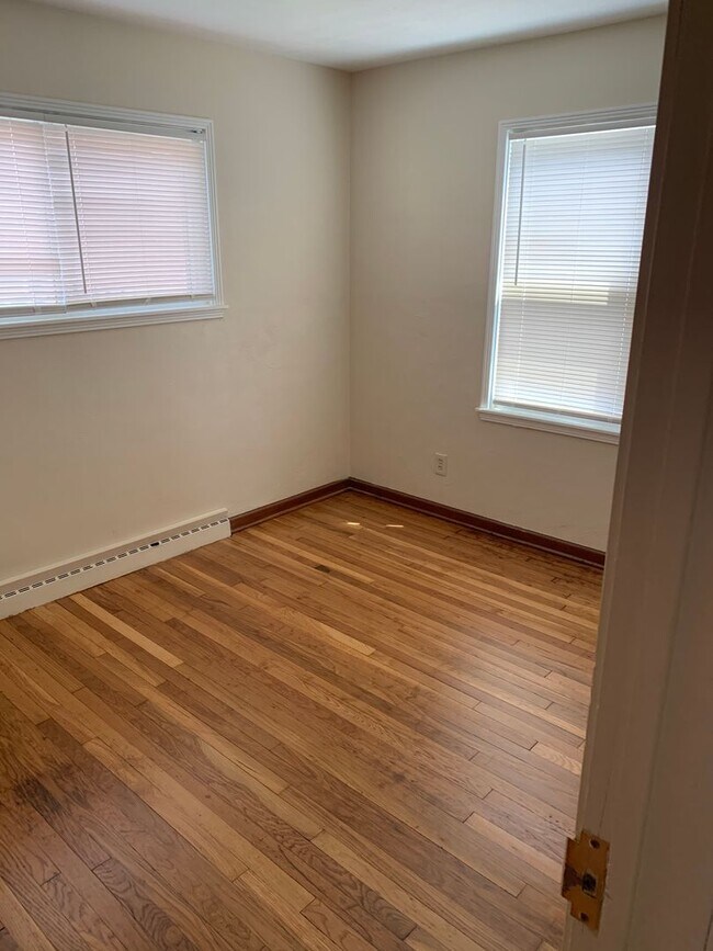 Foto del edificio - 2 Bedrooms  & 1 Bathroom - East end of Bar...