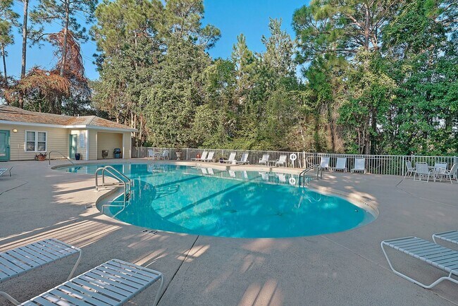 Building Photo - Newly Renovated 1B/1B Studio Condo located...