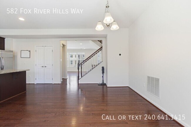 Building Photo - 582 Fox River Hills Way