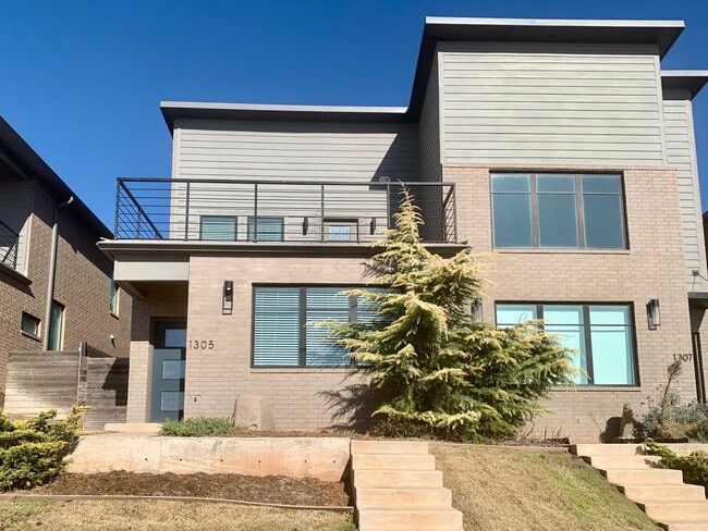 Building Photo - 3 Bed 2.5 Bath Modern Townhome Close to Do...