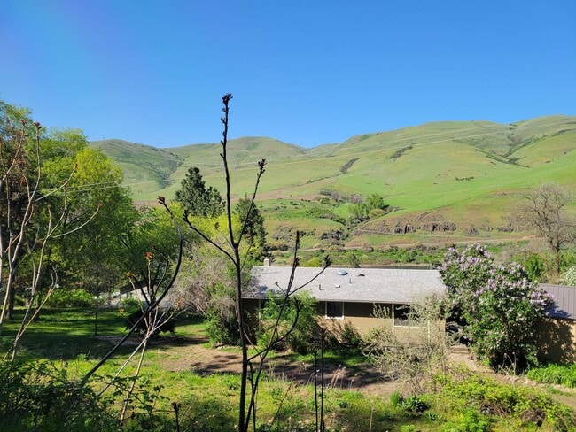 Building Photo - Stunning Lenore House With Breathtaking Views