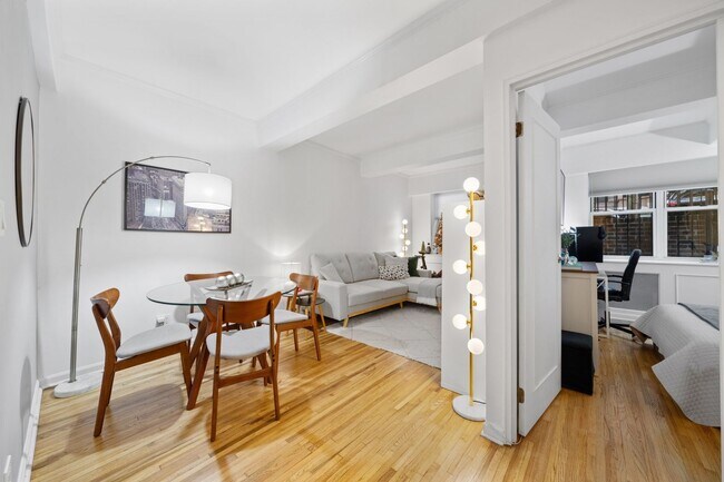 Foto del edificio - Charming 1BR Condo in Upper West Side