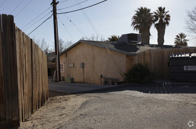 Building Photo - 15877 Tuscola Rd