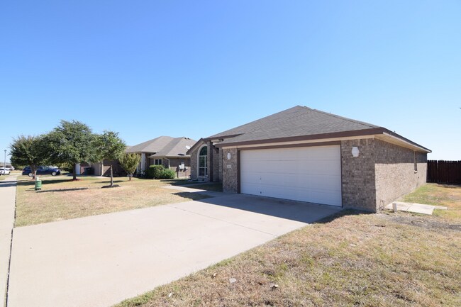 Building Photo - 2416 Isabelle Dr