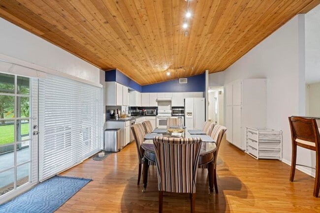 Foto del edificio - 756 Juniper Pl