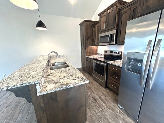 Building Photo - Water included - 1 Bed 1 Bath Near Downtown Rogers