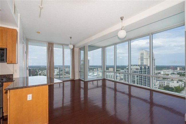 Foto del edificio - 150 E Robinson St