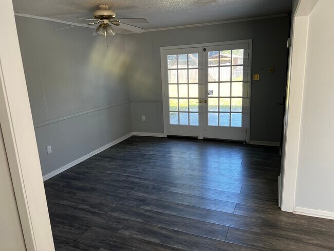 Building Photo - 885 Fontainebleau Dr