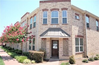Building Photo - 213 Lily Ln