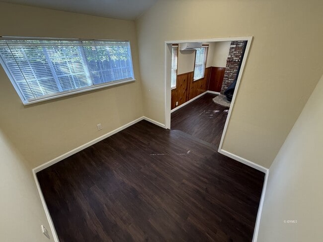 Building Photo - Small1 bedroom Unit in Town