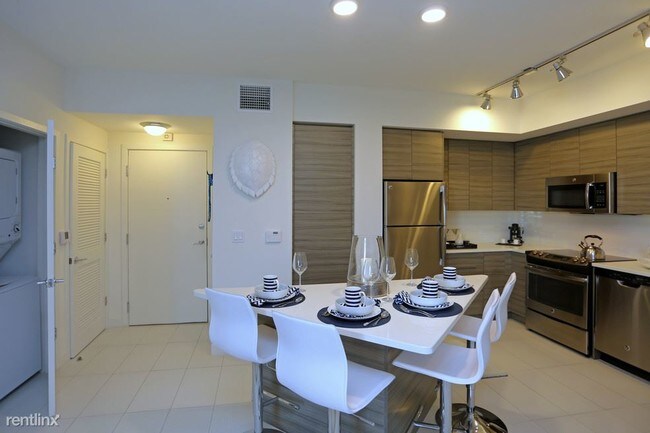 Foto del edificio - 13940 Pines Blvd