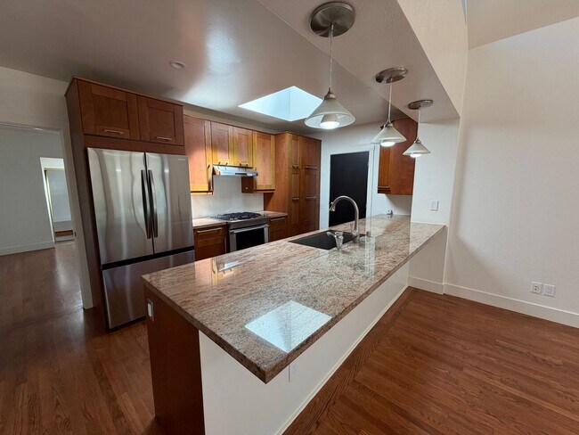 Foto del edificio - NIcely Updated Mill Valley 3x2 home with large yard, garage, HW floors, laundry