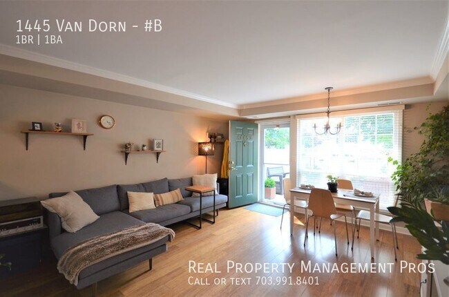 Building Photo - Gorgeous Garden Condo- Huge Private Patio!