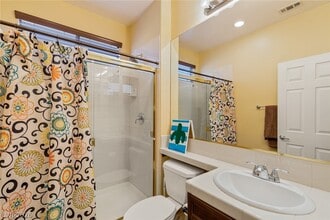 Building Photo - 724 Pinnacle Heights