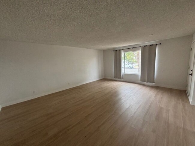 Building Photo - Clean 3 Bedroom / 1.5 Bathoroom House in T...