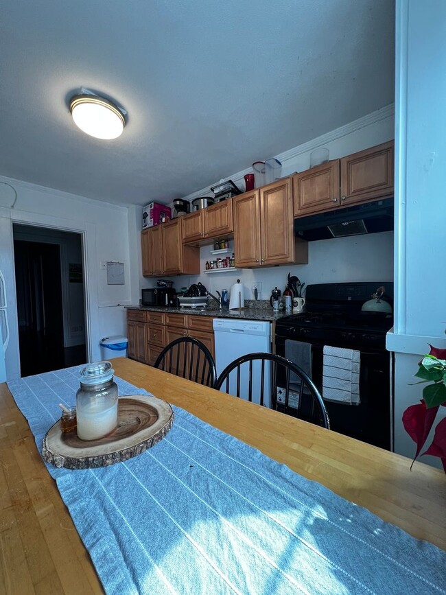Building Photo - Renovated Brookline Village 3 Bed. 1 Parki...