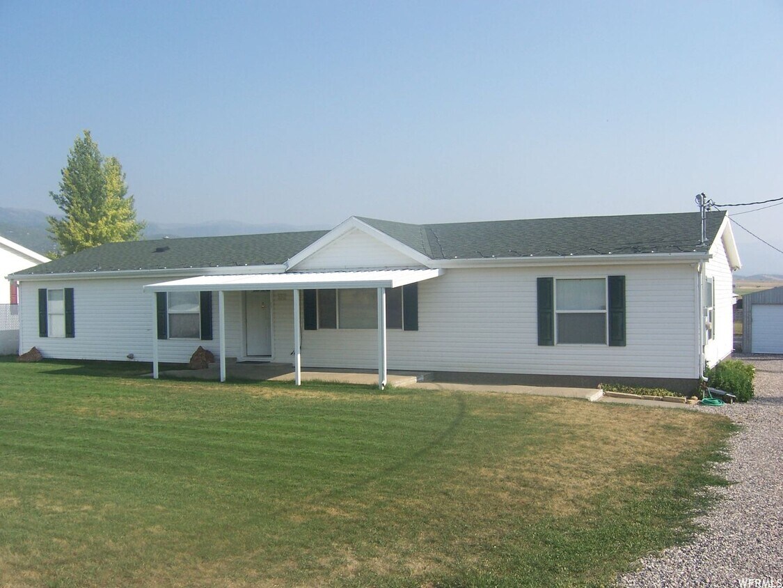 Primary Photo - Beautiful Home in Fairview