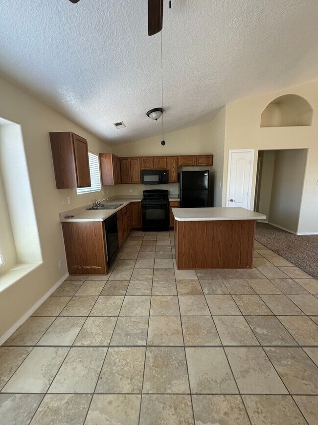 Building Photo - 3 bed 2bath home. All new flooring and paint!