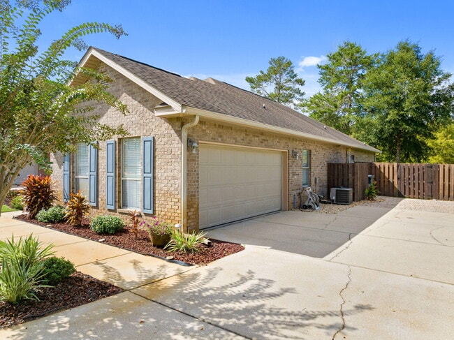 Building Photo - 526 Camellia Ct