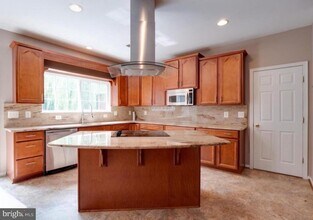 Building Photo - 8464 Hessian Hill Ct