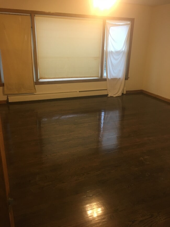 living room 14' x16' - 5755 W Lawrence Ave