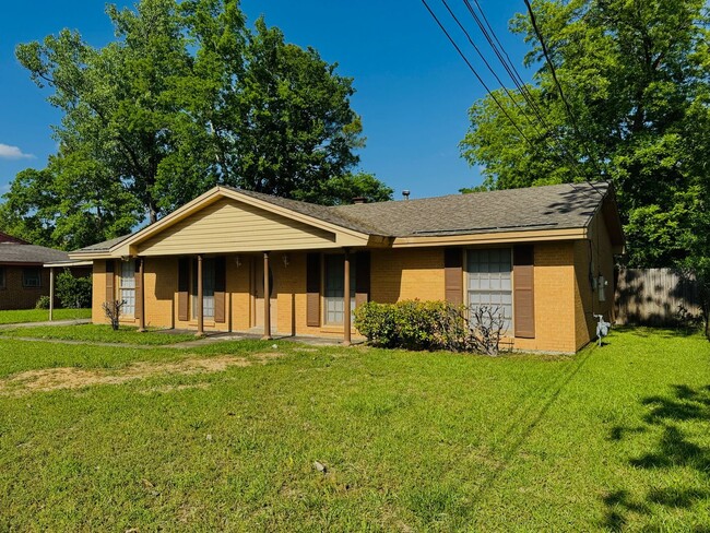Foto del edificio - Cute & Cozy 3 Bedroom / 2 Bathroom in Mont...