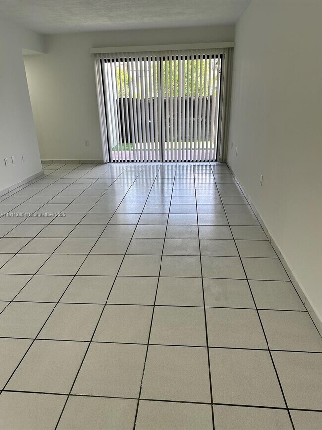 Building Photo - 9431 Fontainebleau Blvd