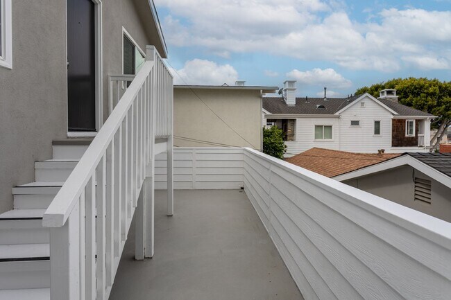 Building Photo - 520.5 Poinsettia Ave