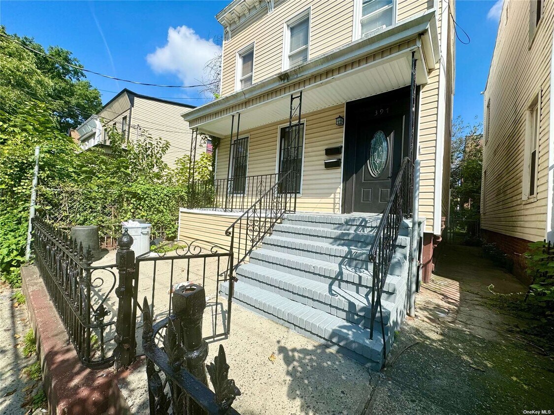 Primary Photo - 397 Warwick St