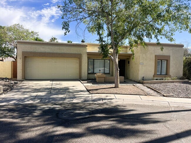 Building Photo - 2 bed with sunroom/bonus room 2 bath home!