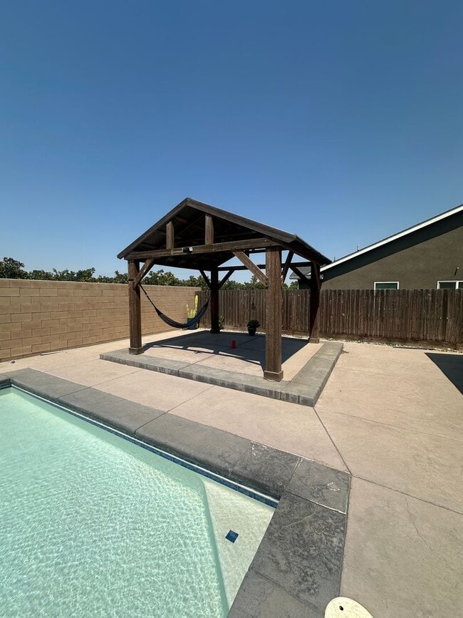 Building Photo - 4 bedroom 2 bath home in quiet Hanford neighborhood