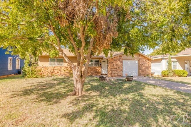 Foto del edificio - 872 Forrest Ave