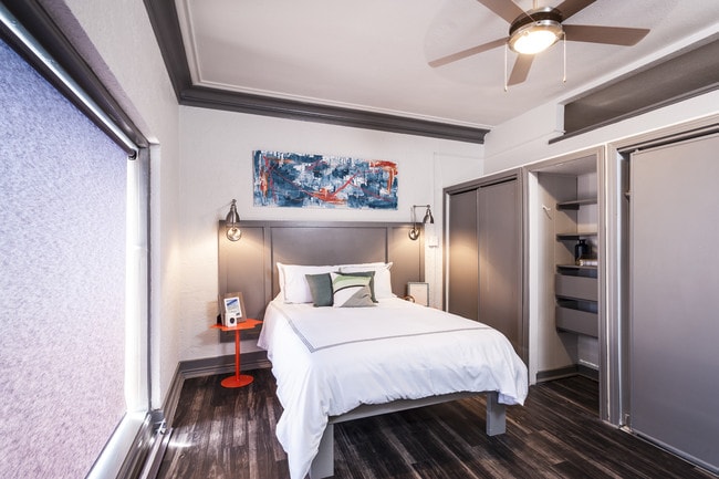 Building Photo - Arcos