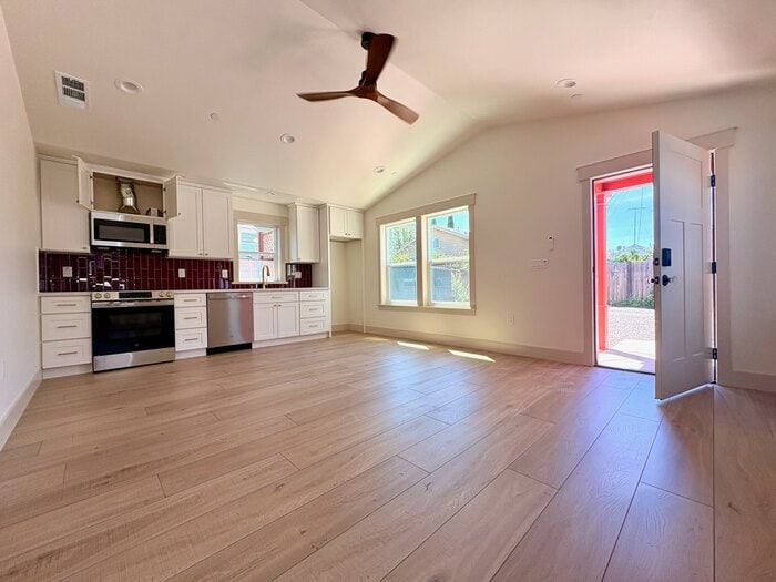 Building Photo - Beautifully Built 2/1 in North Oak Park Close to UC Davis + McGeorge Law School!