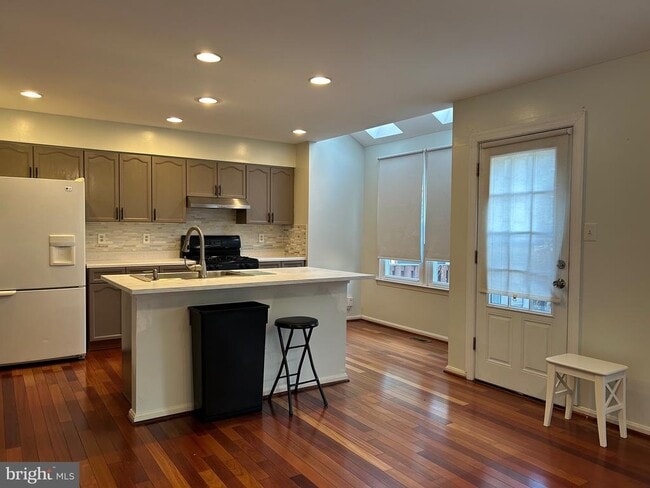 Building Photo - 46706 Bullfinch Square