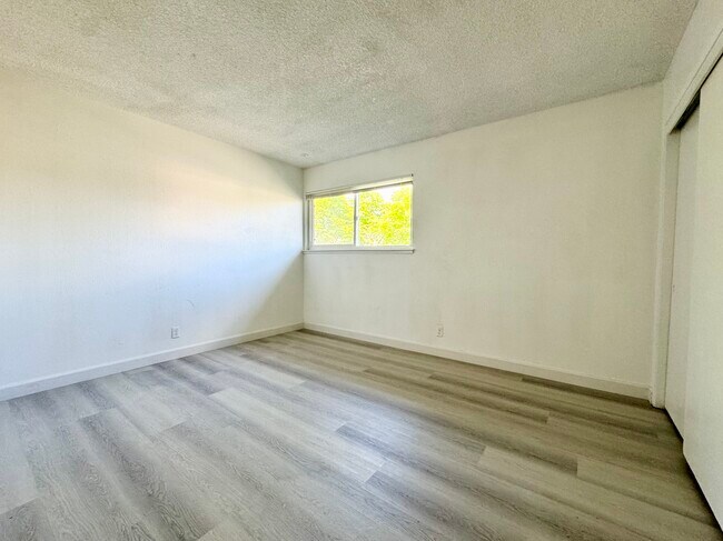 Building Photo - 131 Freeway Dr