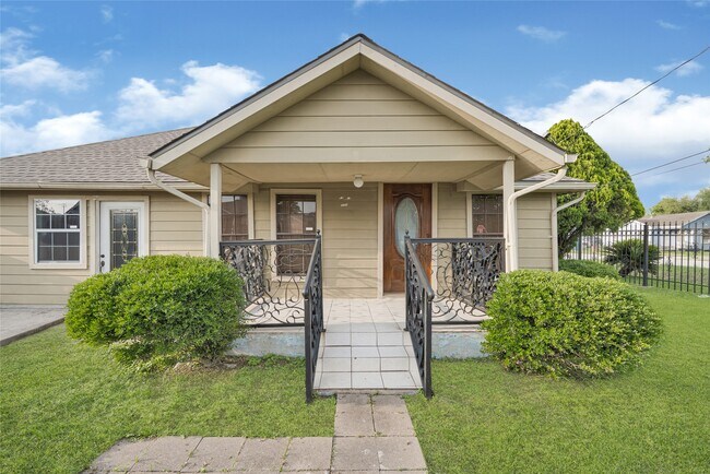 Foto del edificio - 8004 Mendez St