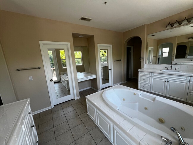 Building Photo - 12124 Scenic View Terrace