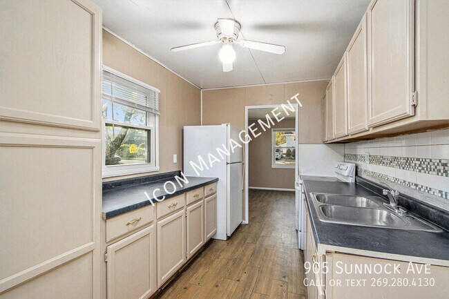 Foto del edificio - 905 Sunnock Ave