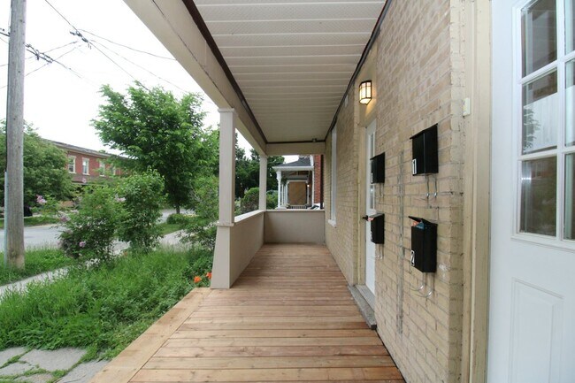Photo du bâtiment - 2.5 Bedroom Upper Level Unit – All Utiliti...