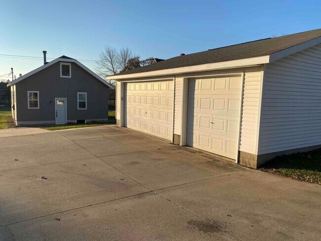 Building Photo - 3 bedroom Single Family Home with 3 car ga...