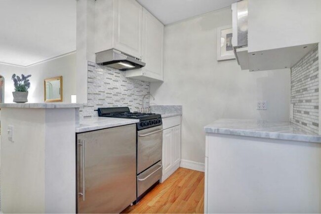 Building Photo - 350 E 77th St
