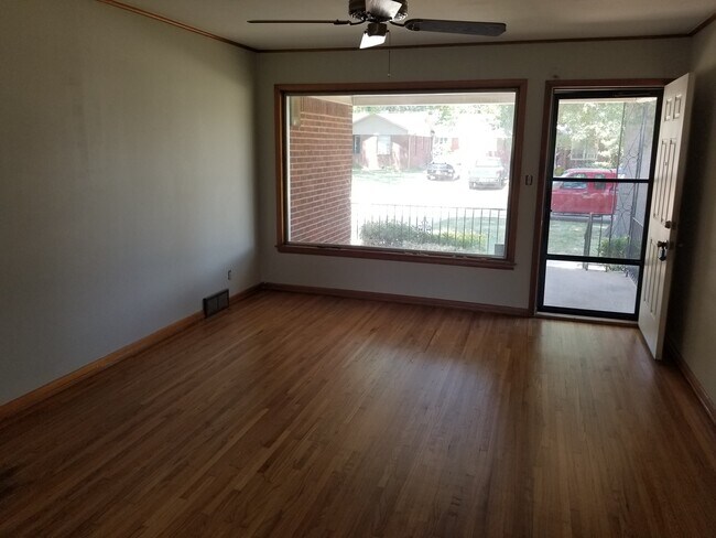 Foto del edificio - Midtown bungalow, beautiful hard wood floors, lots of natural light.