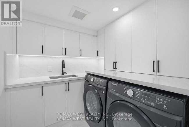Building Photo - 390 St Clarens Ave